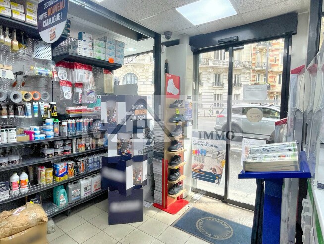 Retail in Paris to rent Interior Photo- Image 1 of 2