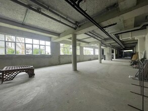 Light Industrial in RUE MAURICE GUNSBOURG to rent Interior Photo- Image 2 of 4