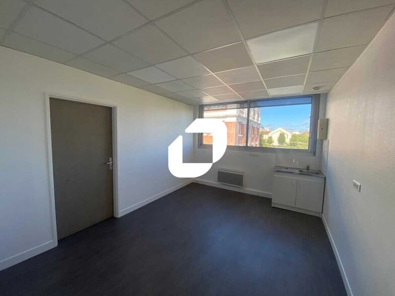 Office in Conflans-Sainte-Honorine to rent - Interior Photo - Image 2 of 7