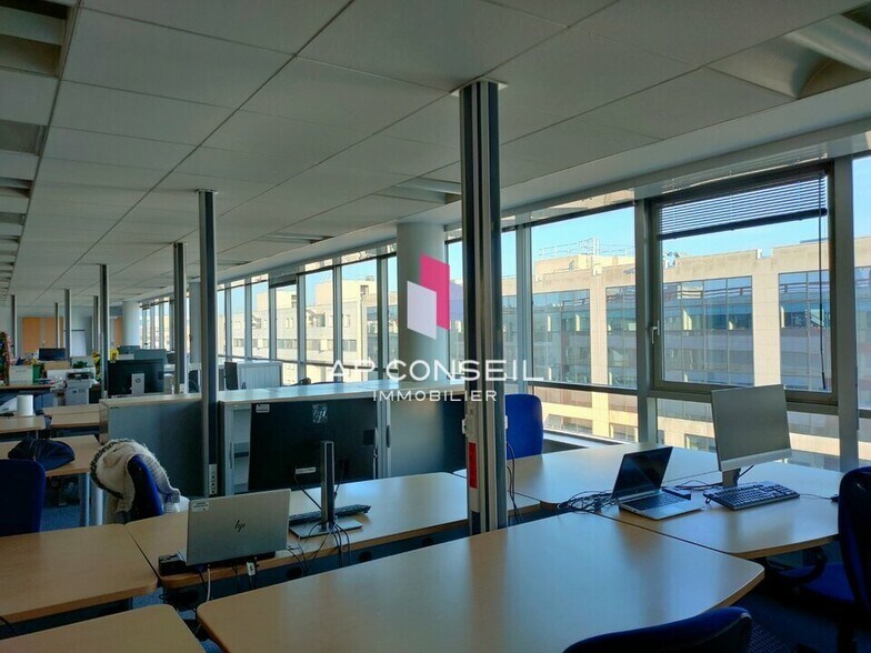 Office in Montigny-le-Bretonneux to rent - Building Photo - Image 2 of 5