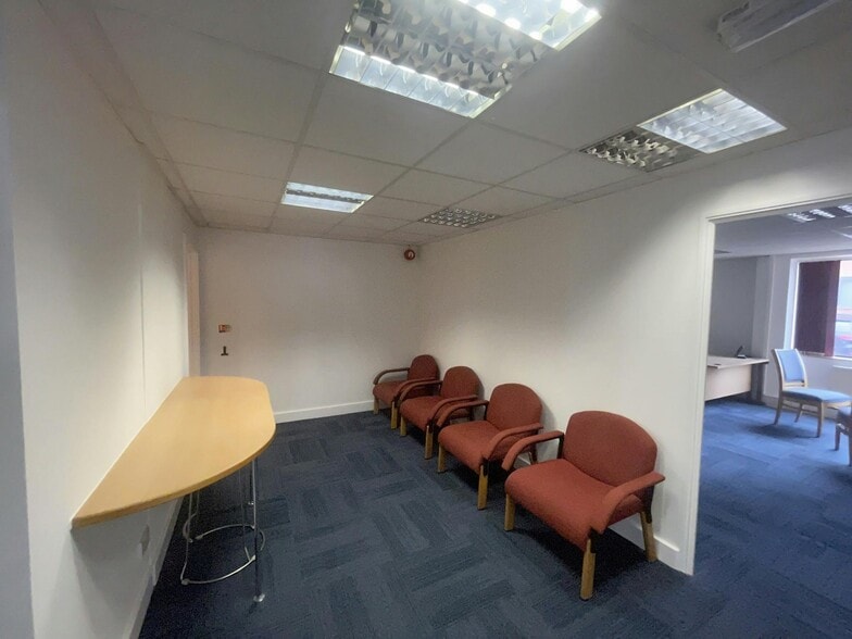 Thame Rd, Haddenham to rent - Building Photo - Image 2 of 3