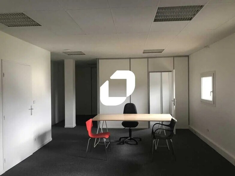 155 Rue Du Président Roosevelt, Saint-Germain-en-Laye to rent - Interior Photo - Image 2 of 5