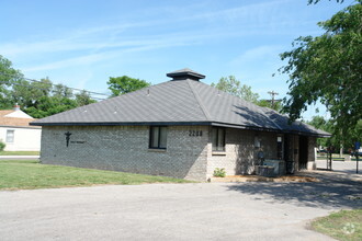 2208 W 13th St, Wichita, KS for rent Primary Photo- Image 1 of 3