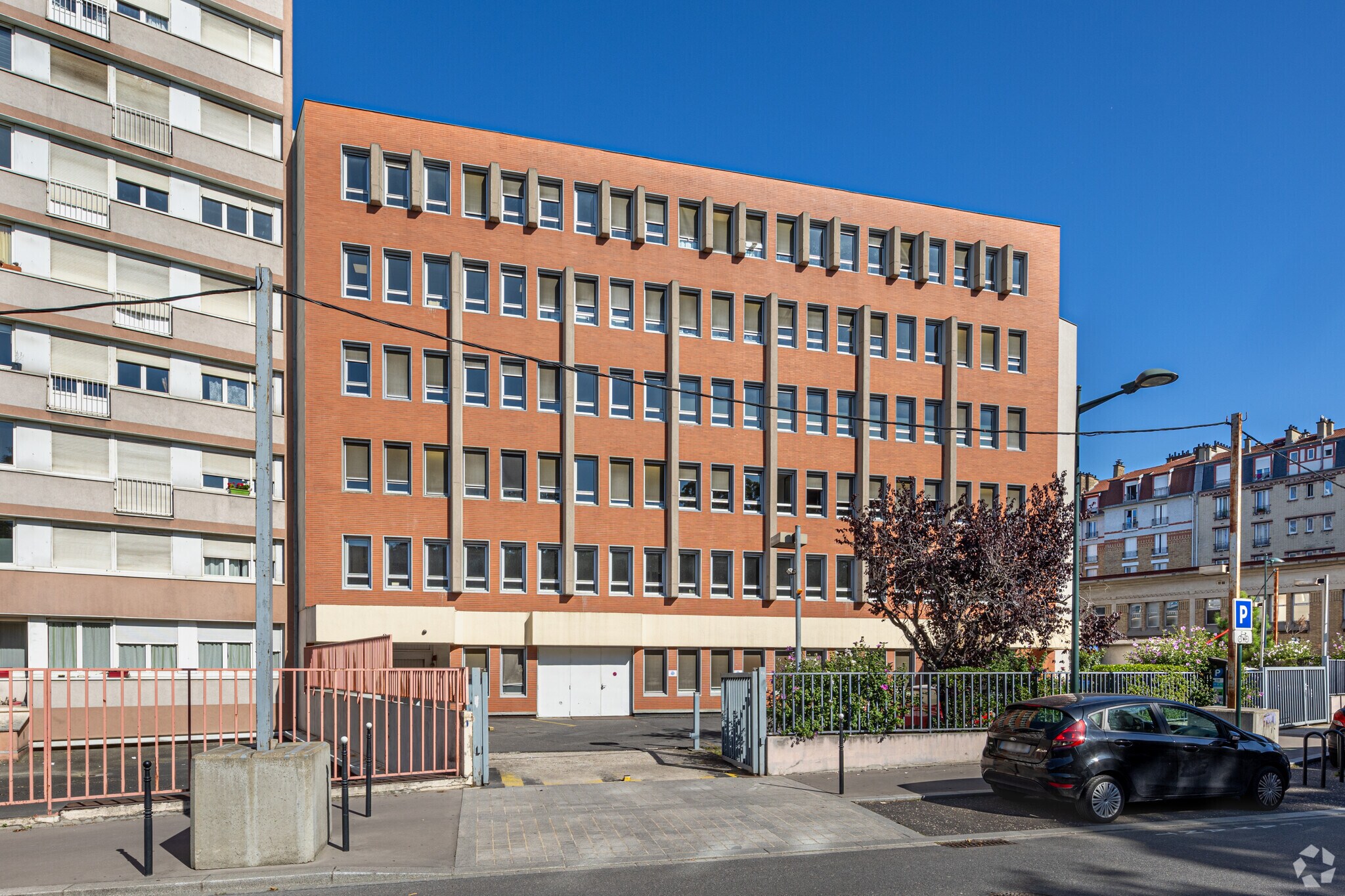 Office in Clichy to rent Primary Photo- Image 1 of 3