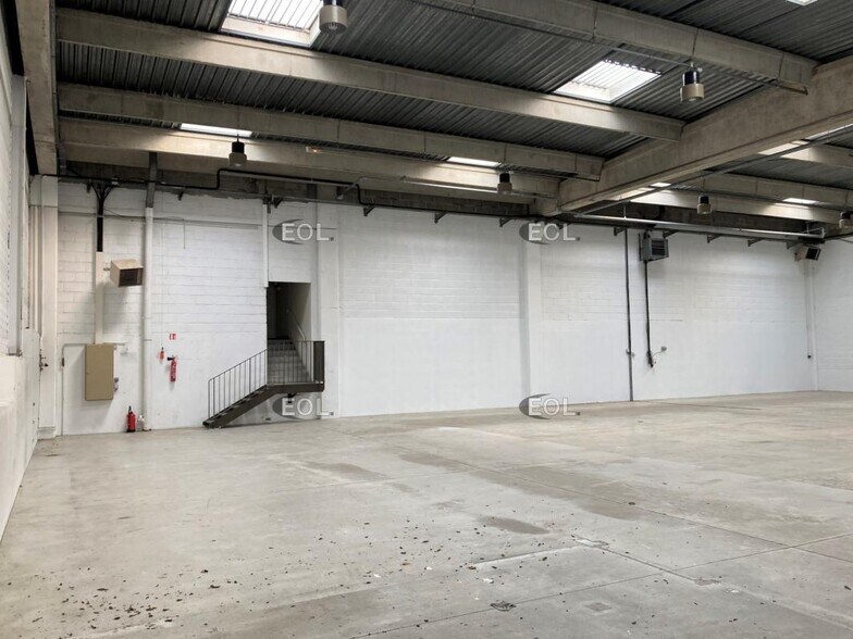 Light Industrial in Palaiseau to rent - Interior Photo - Image 2 of 4