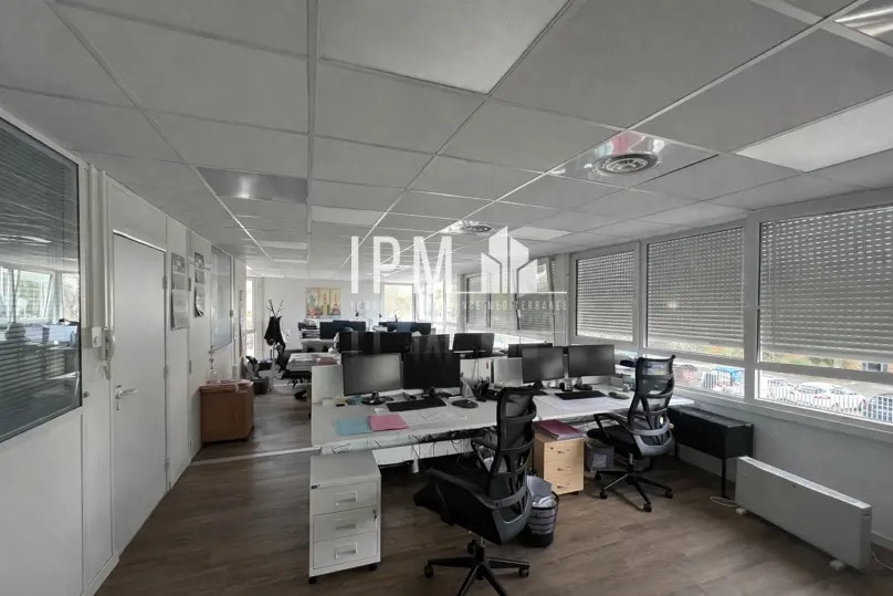 Location Bureaux 250 m² - Photo 1