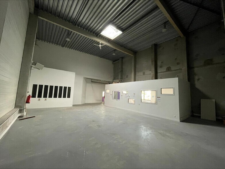 Light Industrial in Argenteuil to rent - Interior Photo - Image 2 of 5