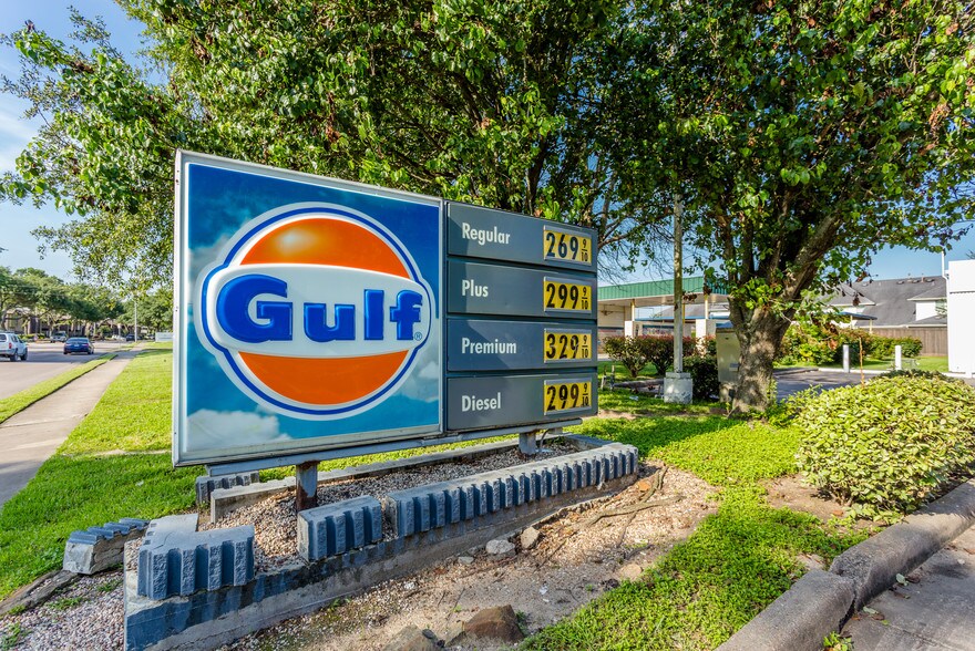 11305 Meadowglen Ln, Houston 77082 UK