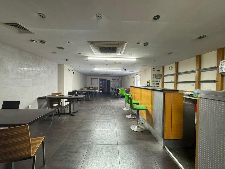 88 High St, Southall to rent - Building Photo - Image 2 of 6