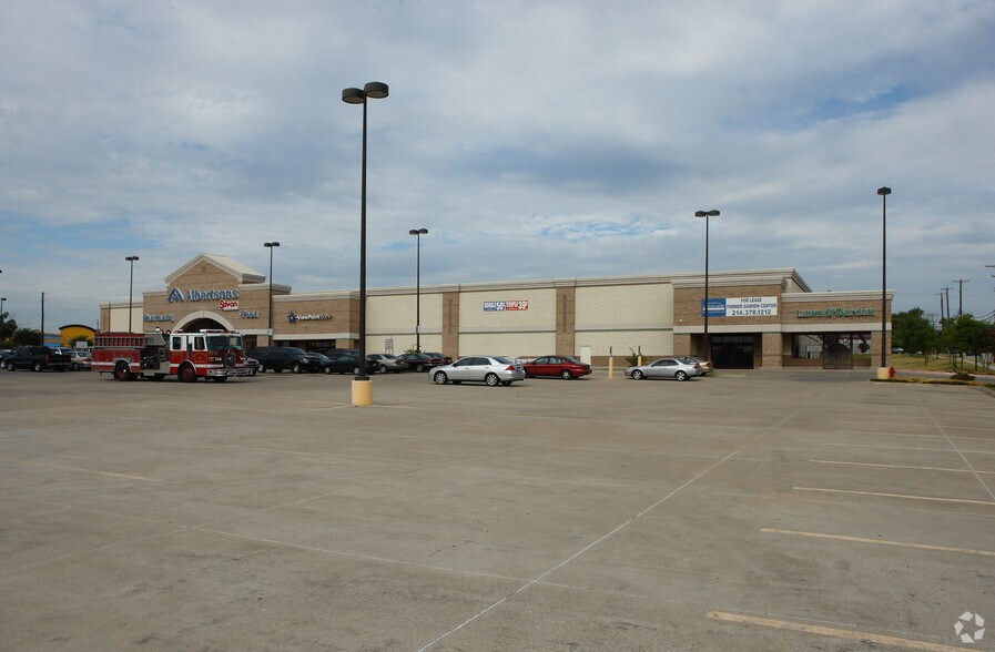 215 N Carrier Pky, Grand Prairie, TX for rent - Building Photo - Image 3 of 5