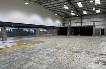 Honeycrock Ln, Redhill to rent Interior Photo- Image 2 of 5