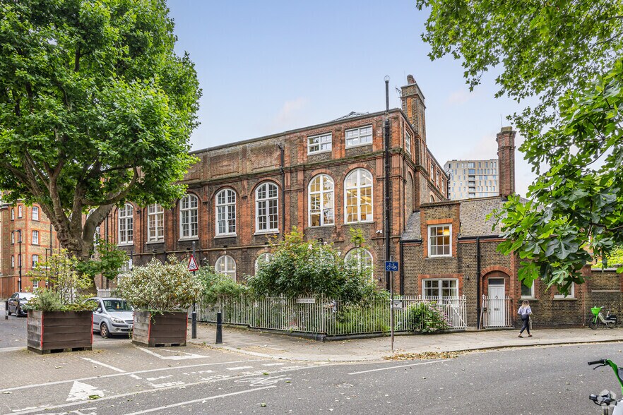 Arnold Cir, London to rent - Building Photo - Image 1 of 8
