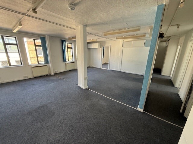 58-59 Victoria Rd, Surbiton to rent Interior Photo- Image 1 of 3