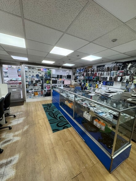 233 London Rd, Croydon to rent - Building Photo - Image 2 of 8