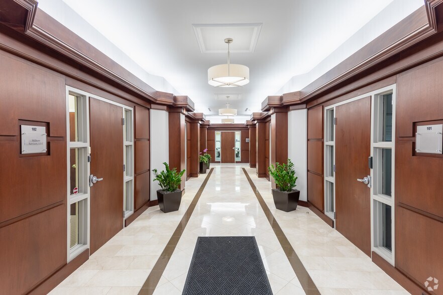 2701 Coltsgate Rd, Charlotte, NC to rent - Interior Photo - Image 2 of 8