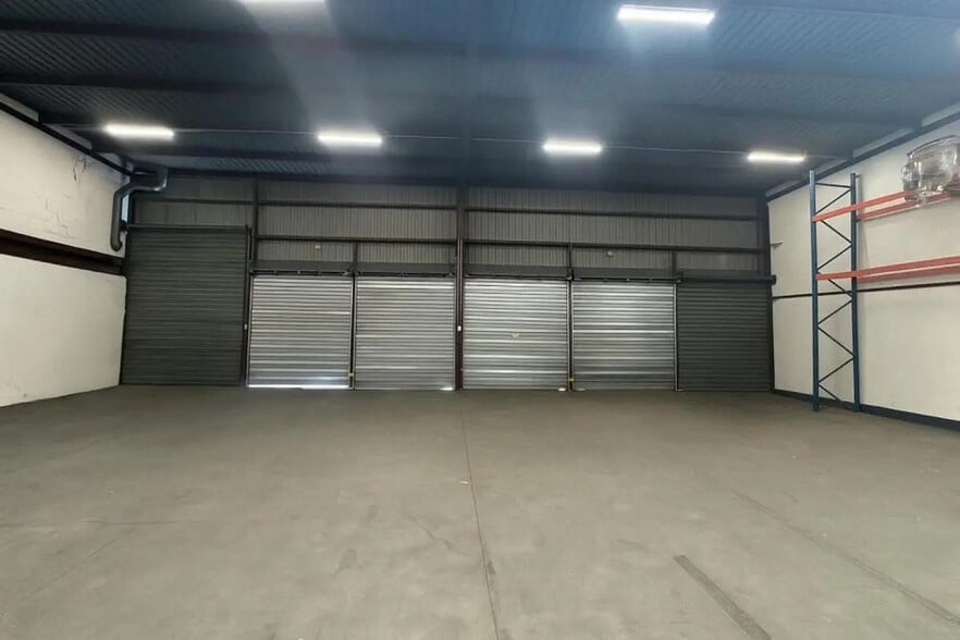 1 Avenue Jean Jaurès, Villeneuve-la-Garenne to rent - Interior Photo - Image 3 of 9