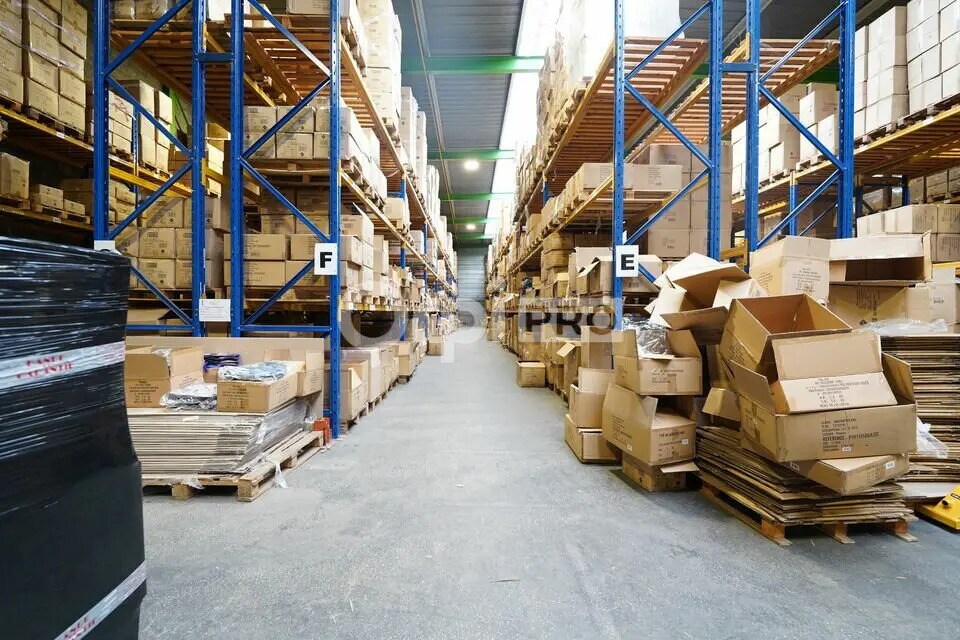 Light Industrial in Genas to rent Interior Photo- Image 1 of 9