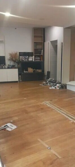 Retail in Nantes to rent - Building Photo - Image 2 of 5