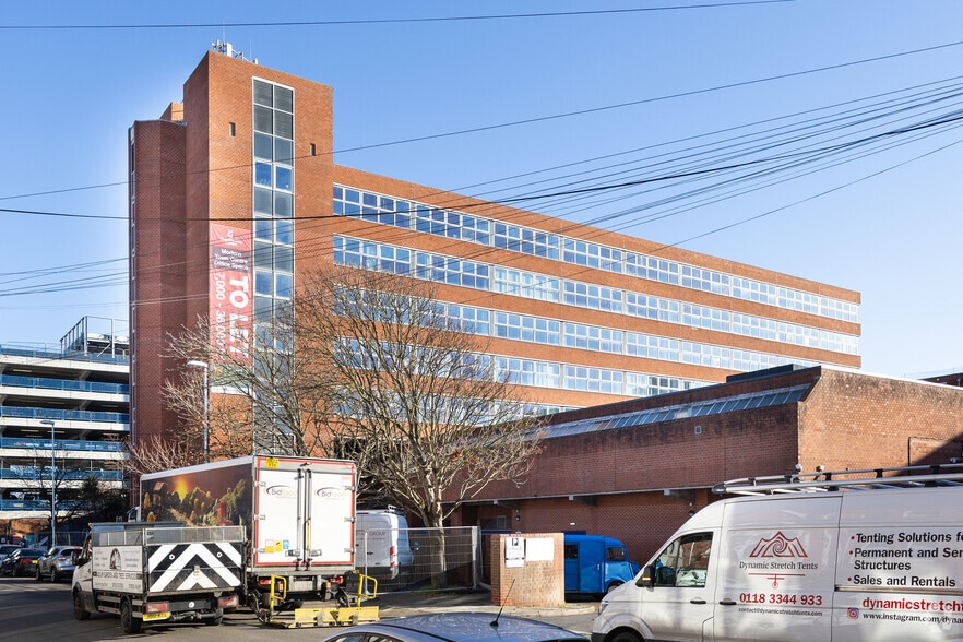 Chatsworth Rd, Worthing to rent - Primary Photo - Image 1 of 2