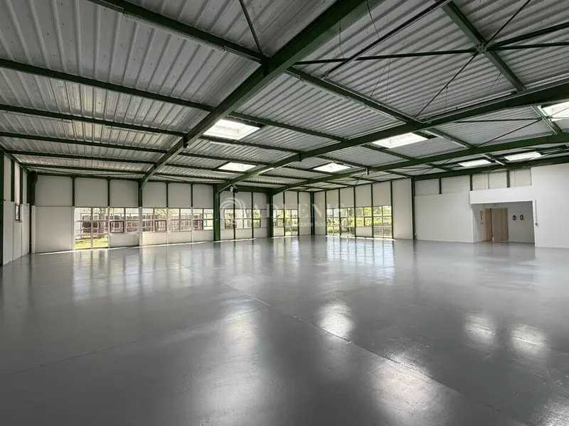 Light Industrial in Saint-Thibault-des-Vignes to rent Building Photo- Image 1 of 9