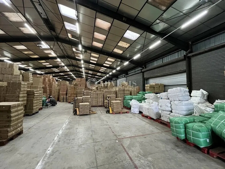 Industrial in Le Blanc-Mesnil to rent - Building Photo - Image 2 of 11