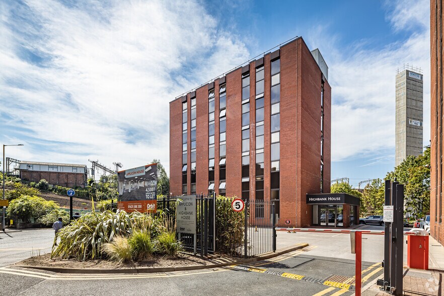 Exchange St, Stockport to rent - Building Photo - Image 2 of 11