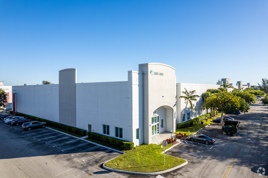 3860-3890 Pembroke Rd, Hollywood, FL for rent - Primary Photo - Image 1 of 11