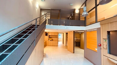 Retail in Villeurbanne to rent Lobby- Image 2 of 8