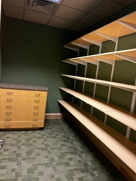 900 W College Ave, Appleton, WI to rent - Interior Photo - Image 2 of 31