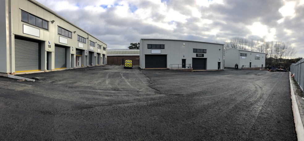 27 Withyfold Dr, Macclesfield to rent - Building Photo - Image 2 of 3