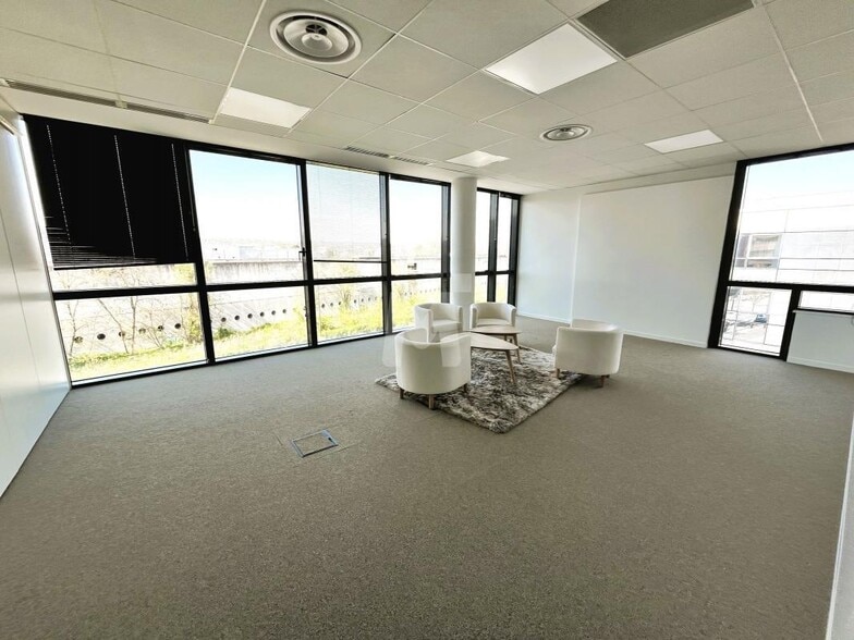 Office in Massy to rent - Building Photo - Image 3 of 21
