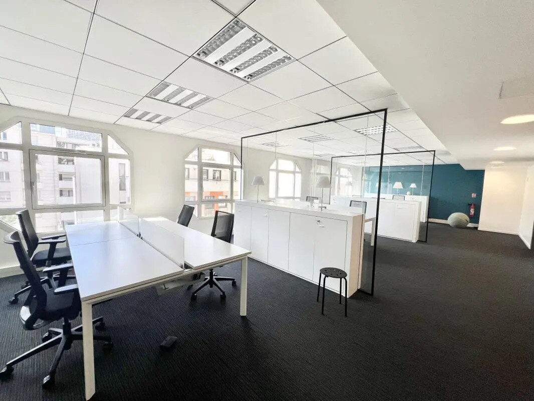 Office in Puteaux to rent Building Photo- Image 1 of 9