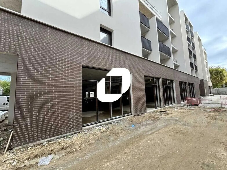 Retail in Bordeaux to rent - Building Photo - Image 3 of 7