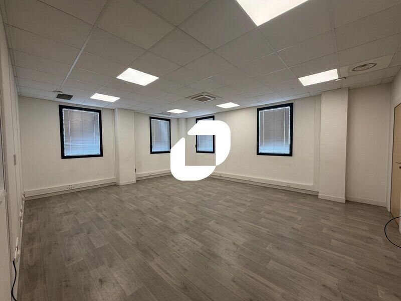 Office in Le Blanc-Mesnil to rent Interior Photo- Image 1 of 16