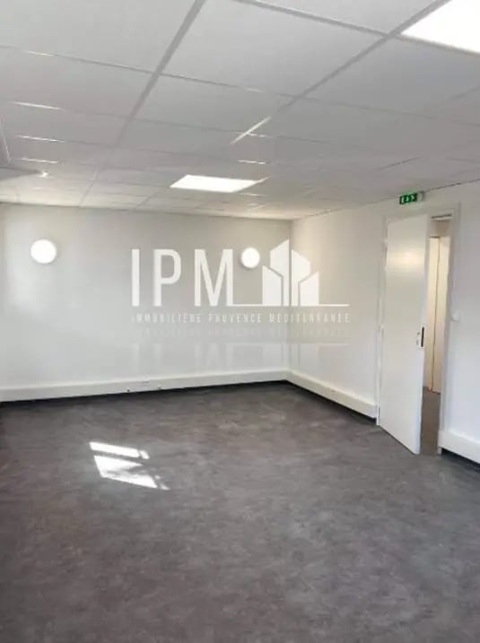 Location Bureaux 94 m² - Photo 1