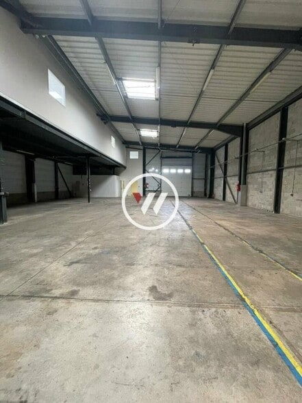 Light Industrial in Marseille to rent - Interior Photo - Image 2 of 11
