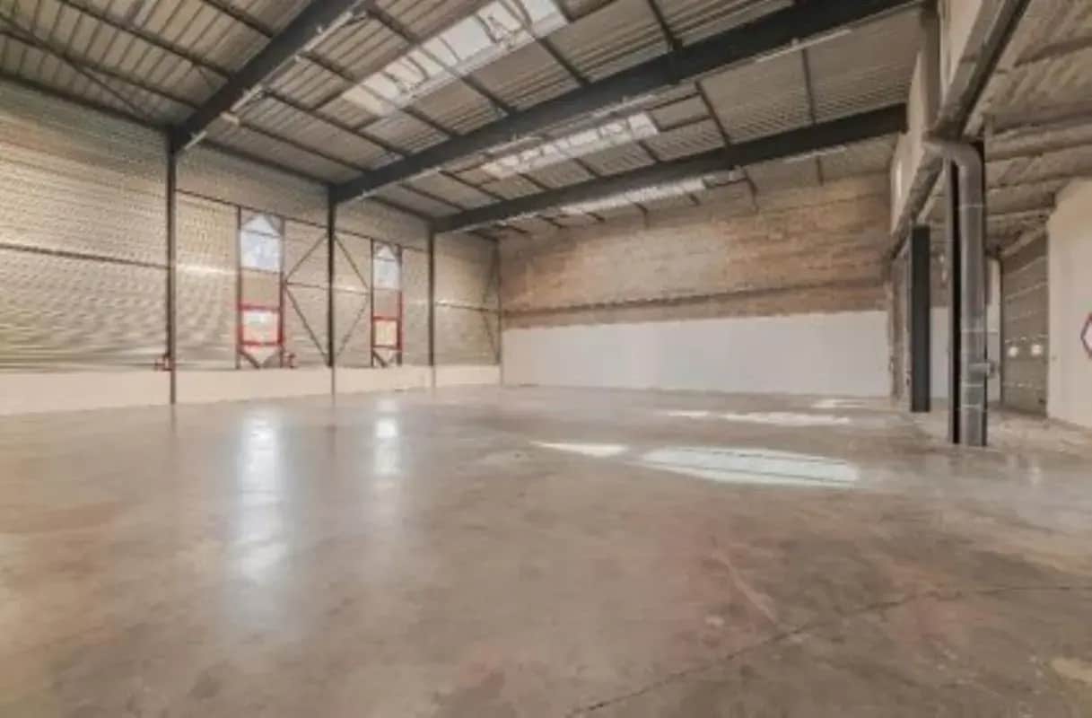 Light Industrial in Élancourt to rent Interior Photo- Image 1 of 7