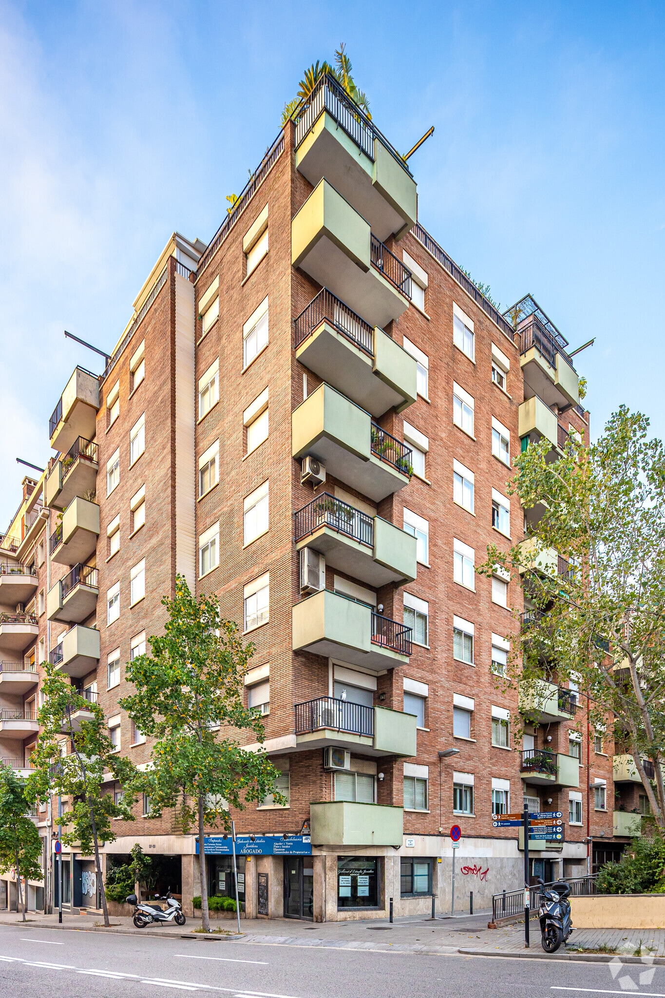 Retail in Barcelona, Barcelona to rent Building Photo- Image 1 of 2
