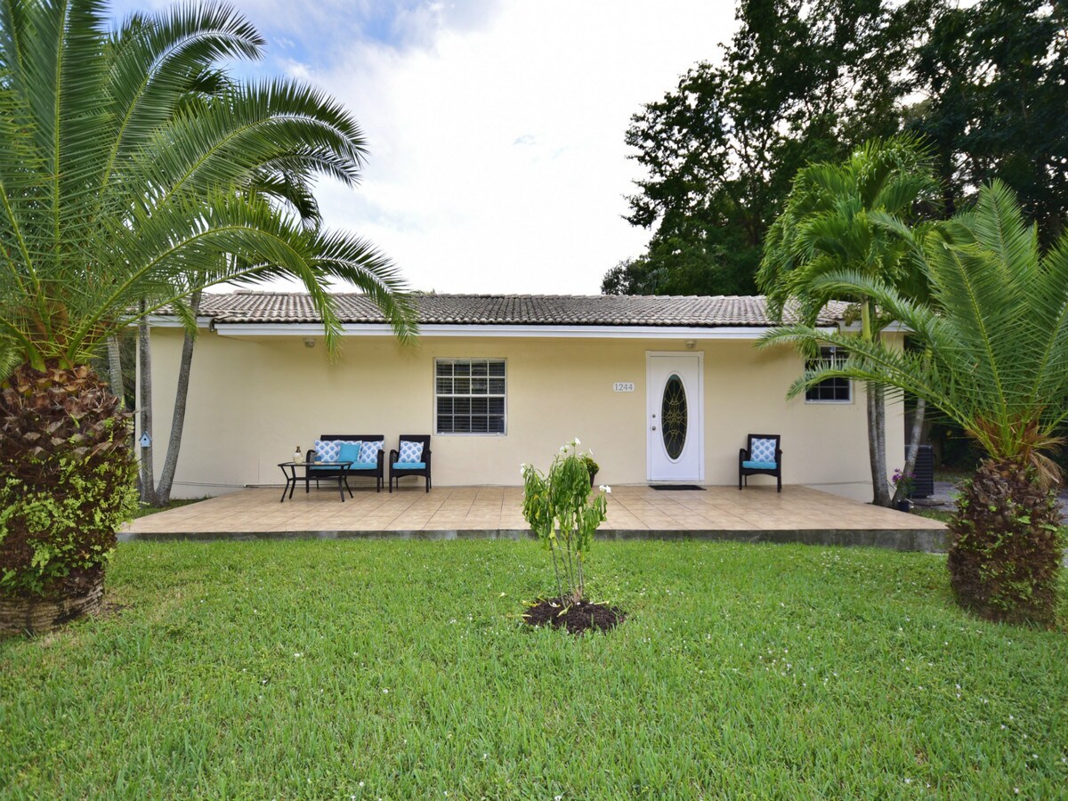 1244 NE 119th St, Biscayne Park 33161 UK