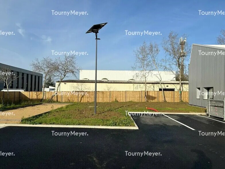 Light Industrial in Carquefou to rent - Building Photo - Image 2 of 5