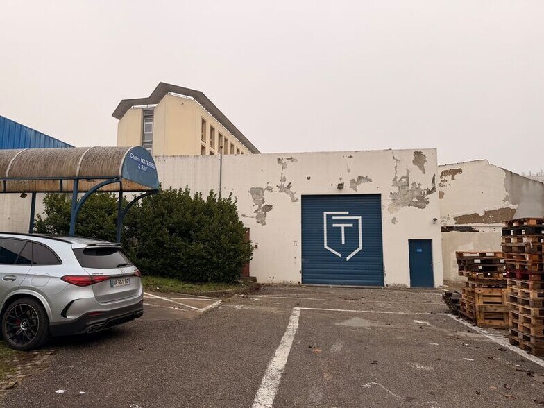 Light Industrial in Villeurbanne to rent - Building Photo - Image 2 of 10