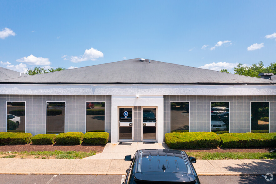 970 Town Center Dr, Langhorne, PA for sale - Building Photo - Image 3 of 4