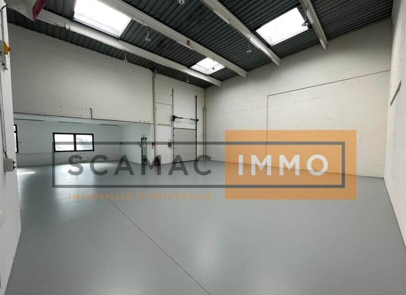Industrial in Champs-sur-Marne to rent - Building Photo - Image 3 of 9