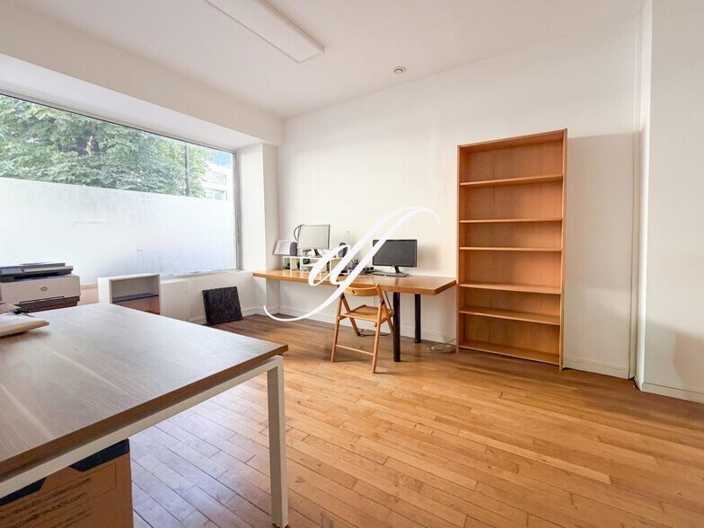 Retail in Paris to rent - Interior Photo - Image 2 of 17