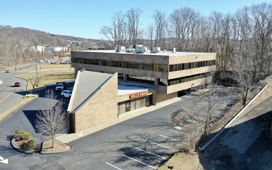 108 Mill Plain Rd, Danbury, CT for rent - Building Photo - Image 2 of 4