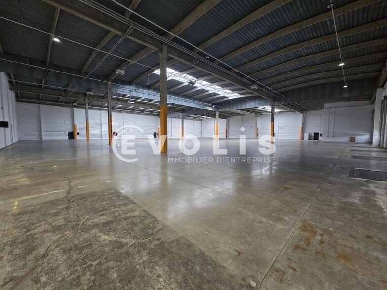 Industrial in Fleury Merogis to rent - Building Photo - Image 2 of 9