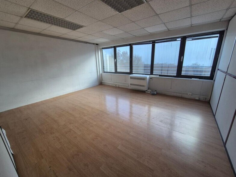 Office in Le Thillay to rent - Interior Photo - Image 3 of 4