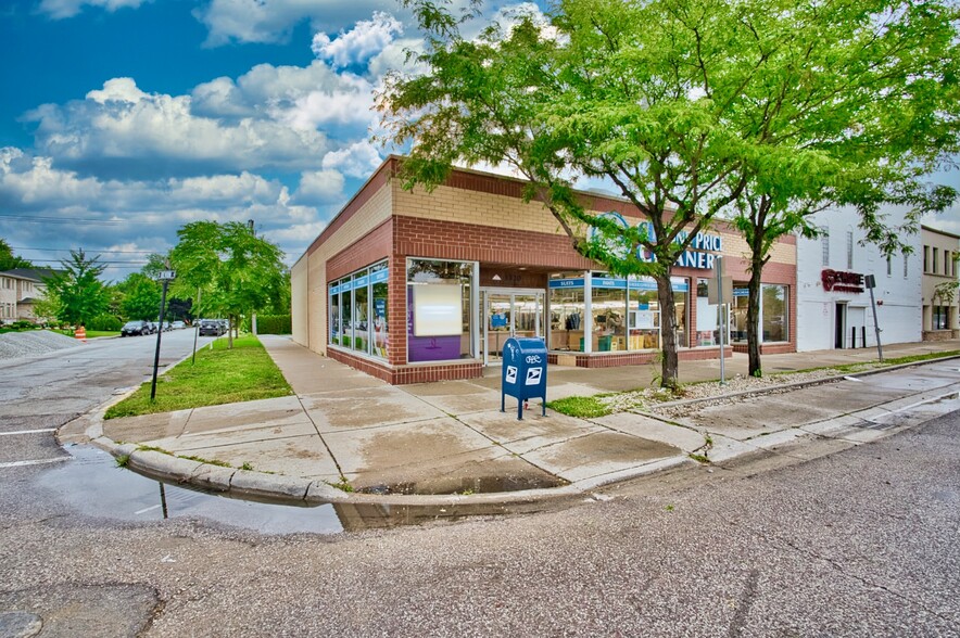 3320 W Devon Ave, Lincolnwood, IL for sale - Building Photo - Image 1 of 1