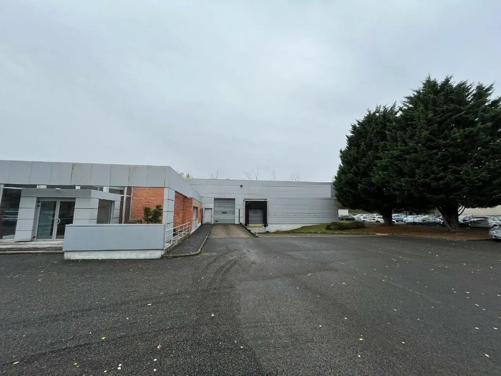 Location Local d'activités 2 100 m² - Photo 1
