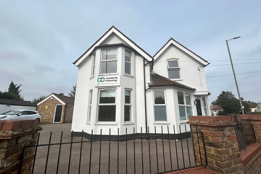 241 Chertsey Rd, Addlestone to rent - Primary Photo - Image 1 of 7